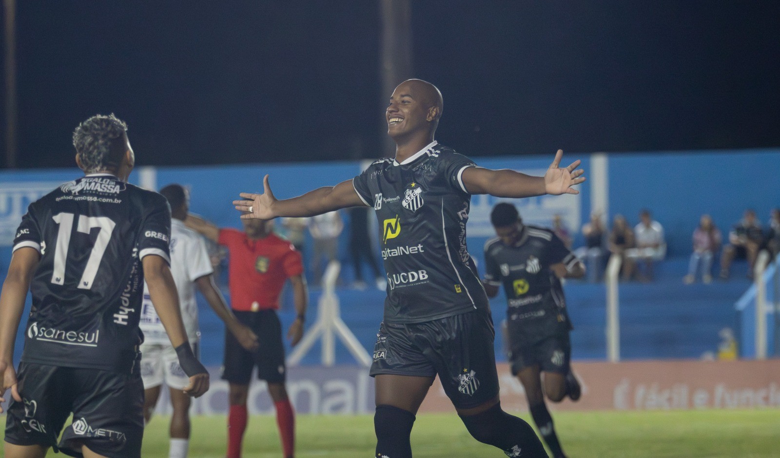 Alex Choco comemora gol com a camisa do Operário-MS