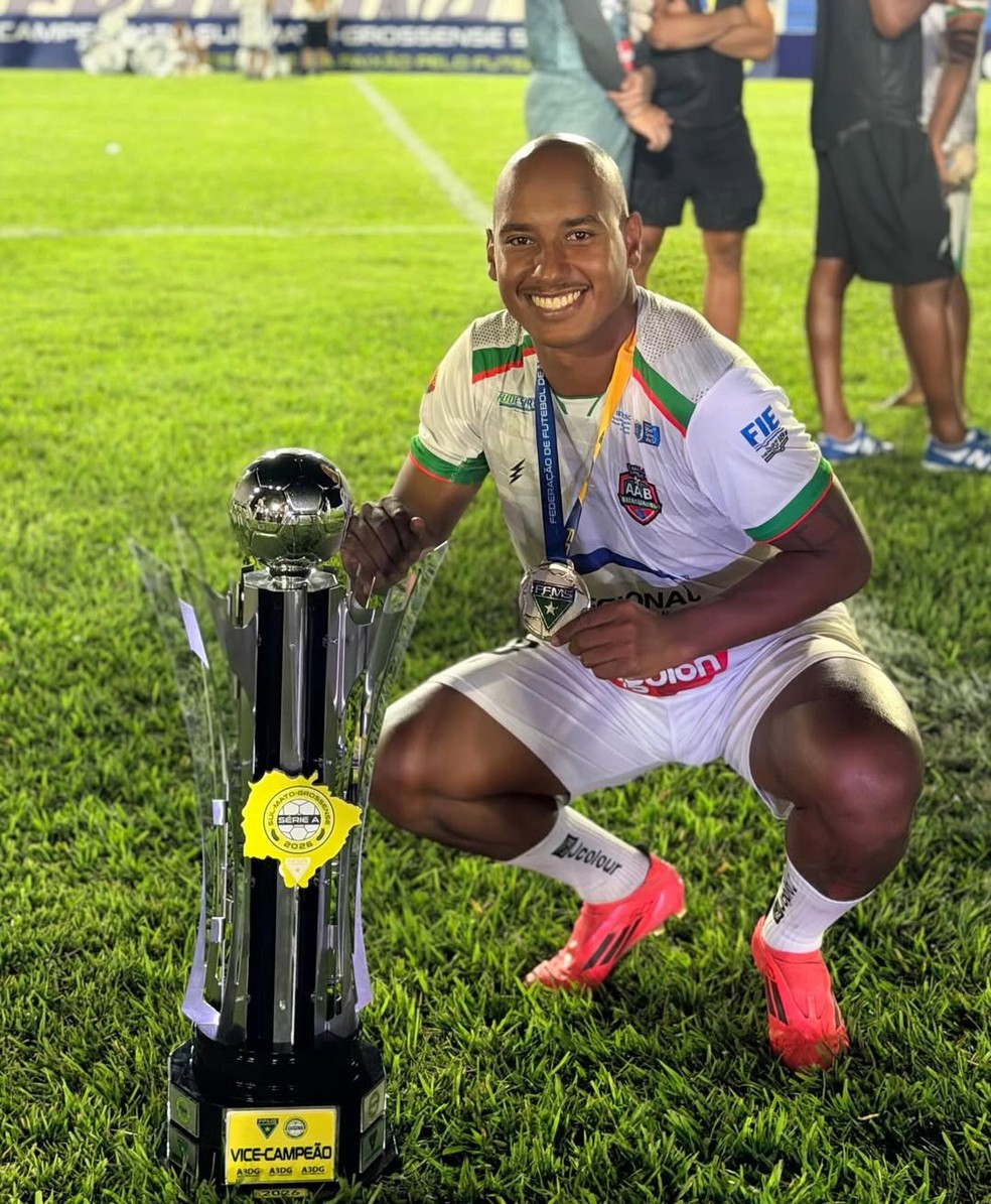 Alex Choco com a camisa do Bataguassu e o troféu de vice-campeão estadual