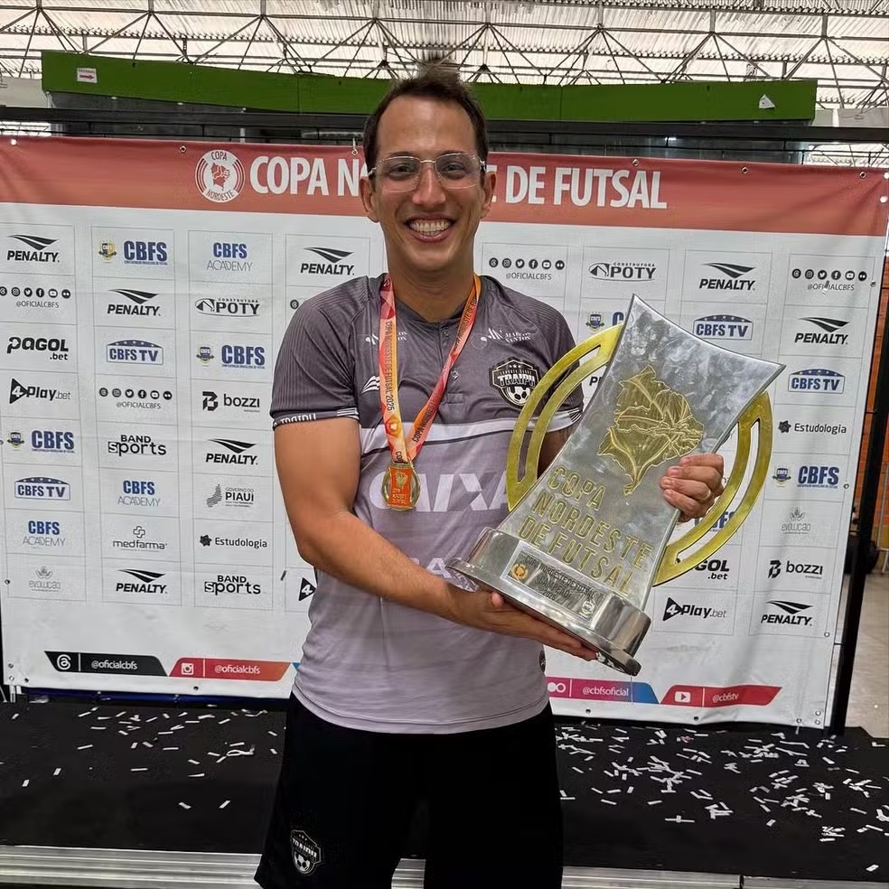 Davi Mendonça segura o troféu da Copa Nordeste de Futsal de 2025, conquistada pelo Traipu