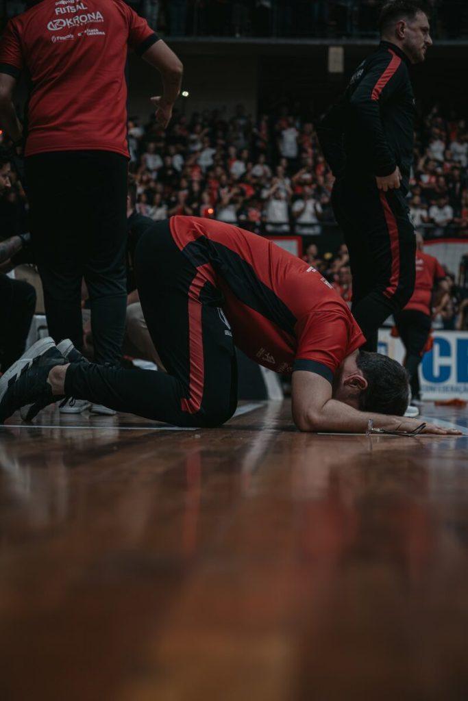 Davi Mendonça comemora o título do JEC Futsal