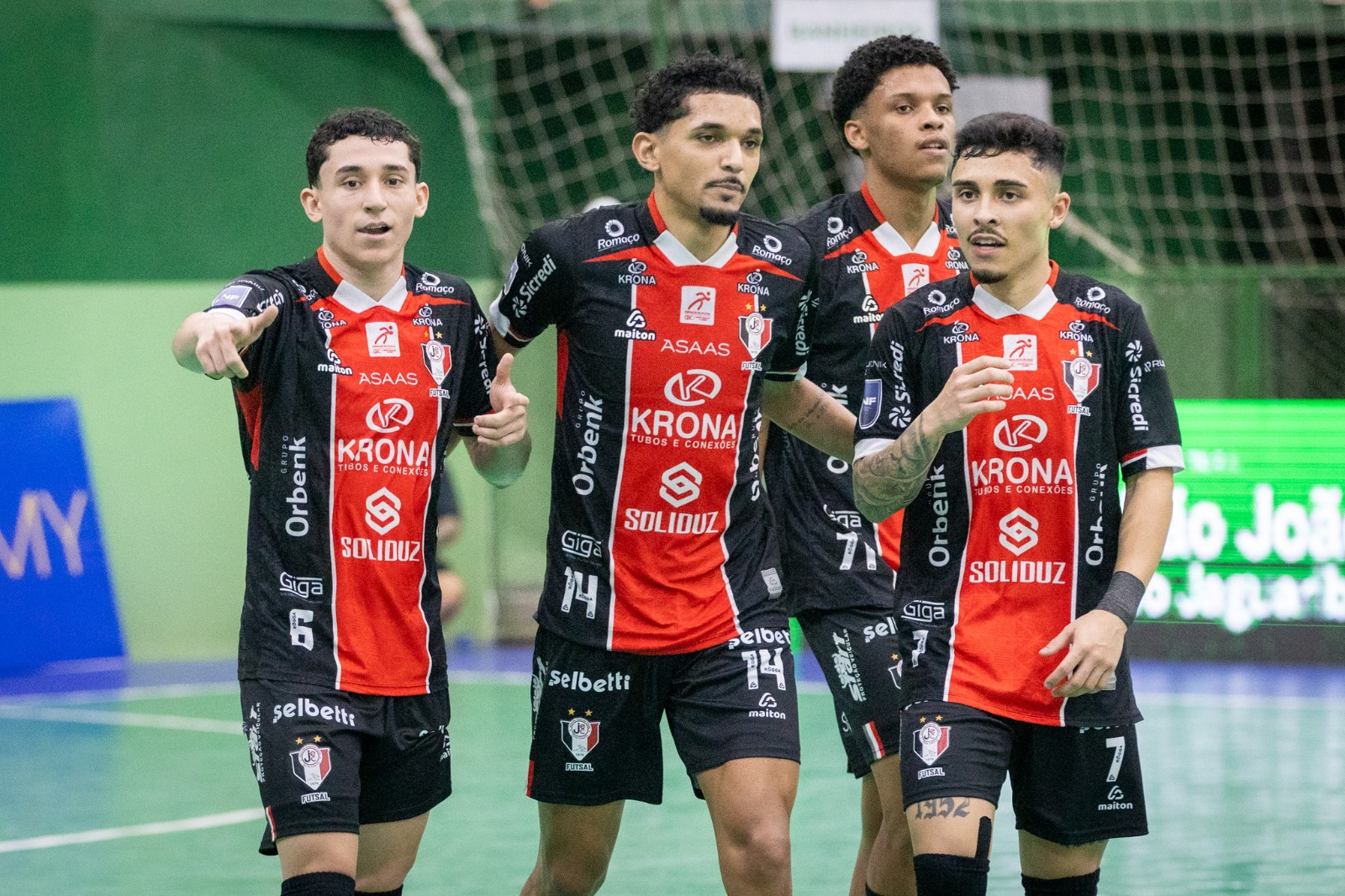 Jogadores do JEC Futsal comemoram na vitória sobre o Atlético Piauiense