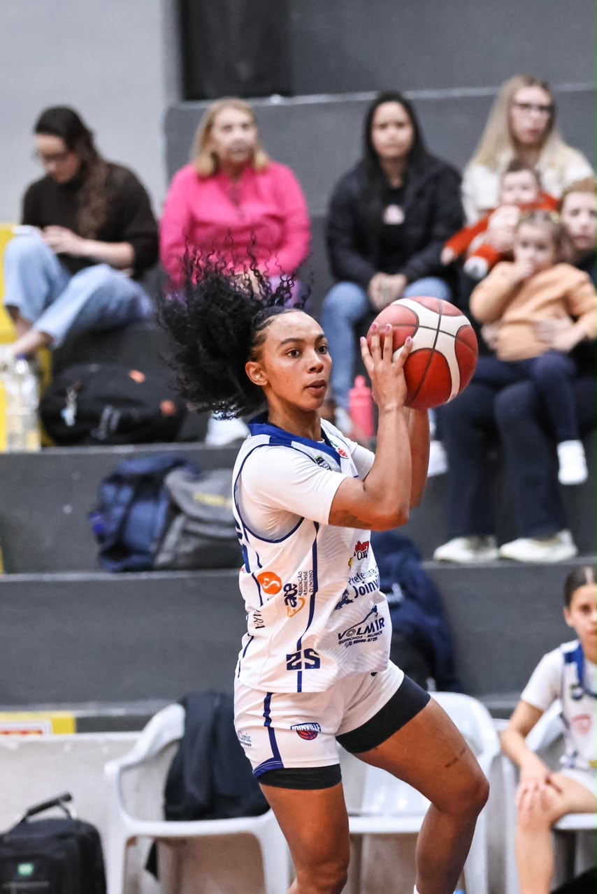 Gabrielly Teixeira com a bola durante a vitória de Joinville