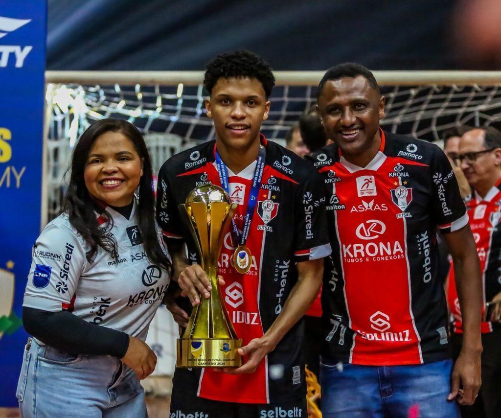 Dieguinho posa com os pais e o troféu