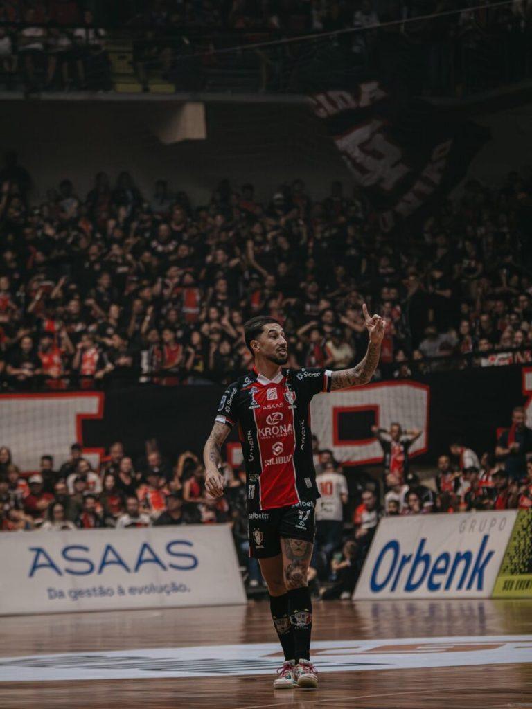 Fernando comemora a conquista do JEC Futsal