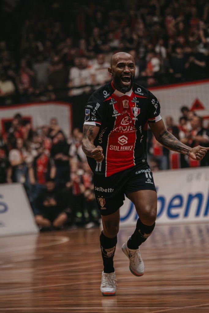 Henrique comemora durante a final da Copa do Brasil de Futsal