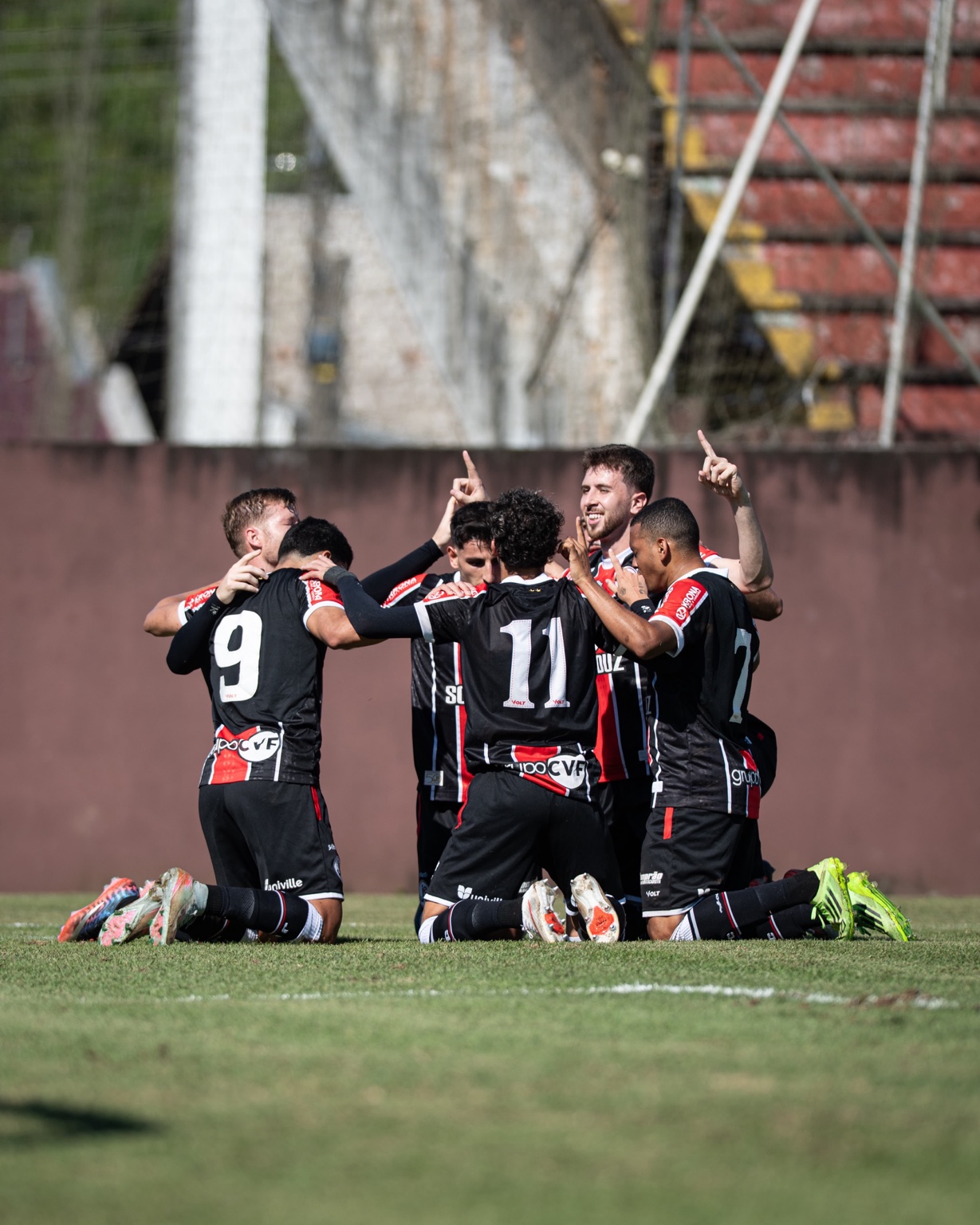 Jogadores do Joinville comemoram juntos contra o Barra