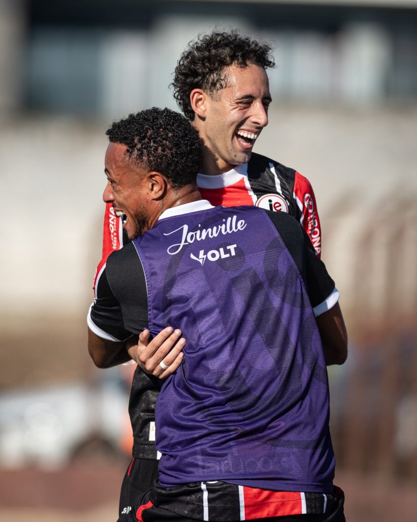 Jogadores do Joinville se abraçam durante a comemoração