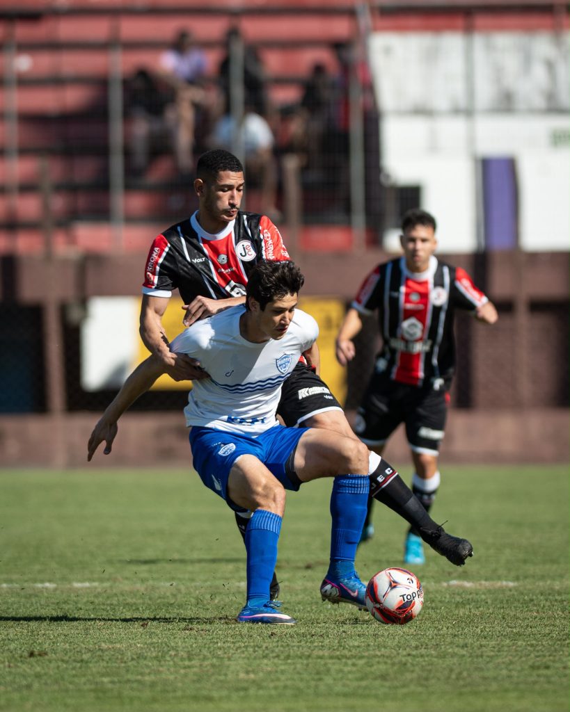 Disputa de bola entre jogadores do Joinville e do Barra