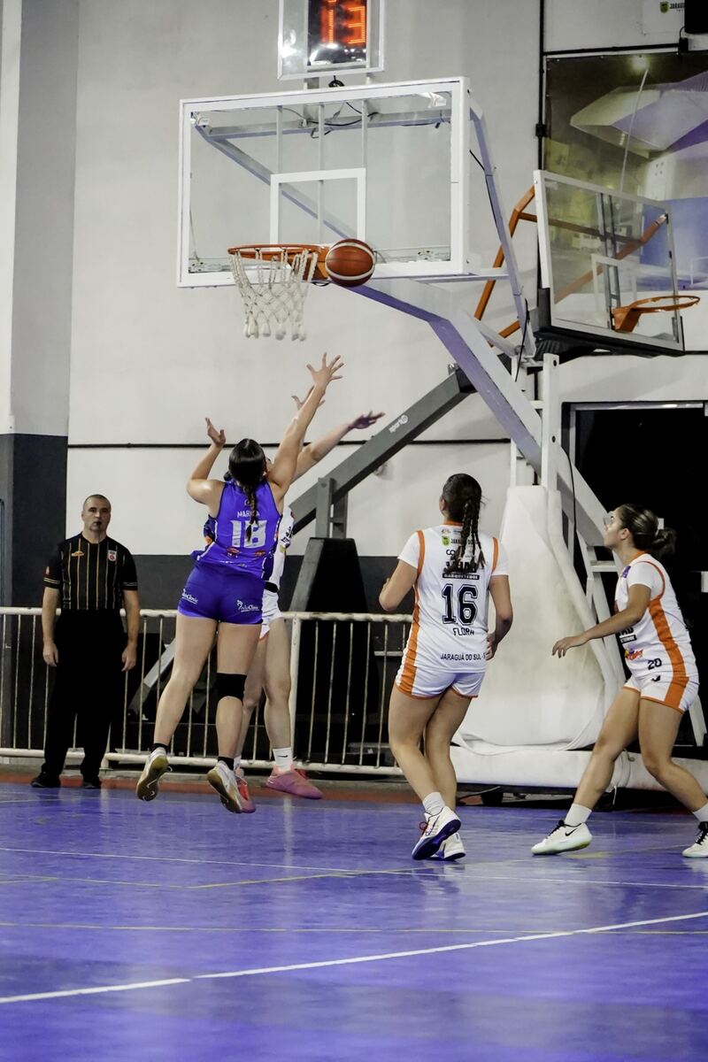 Joinville Basketball Clube em quadra pelo Estadual Feminino 2026