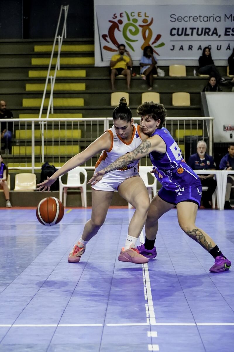 Atleta do Joinville Basketball Clube durante partida do Estadual Feminino 2026