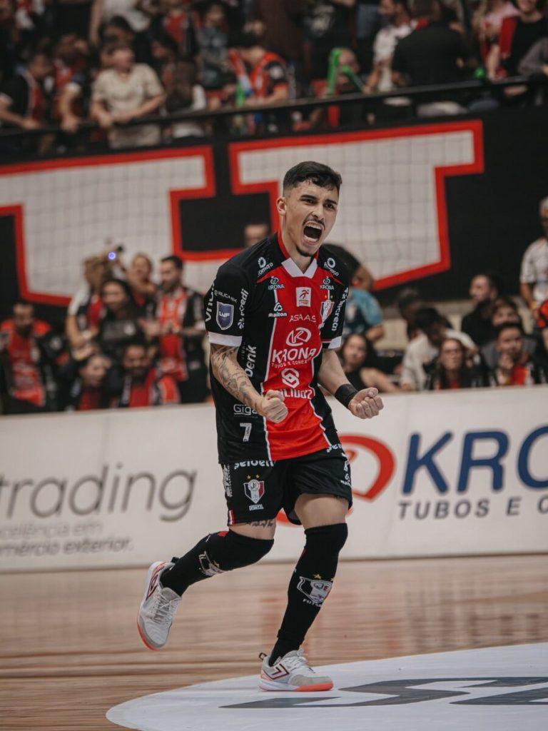 Luisinho comemora gol na final da Copa do Brasil de Futsal