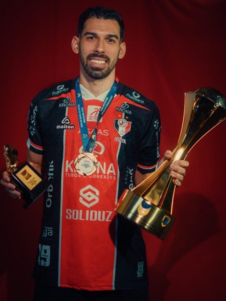 Pedro Rei com o troféu de campeão e o prêmio de artilheiro