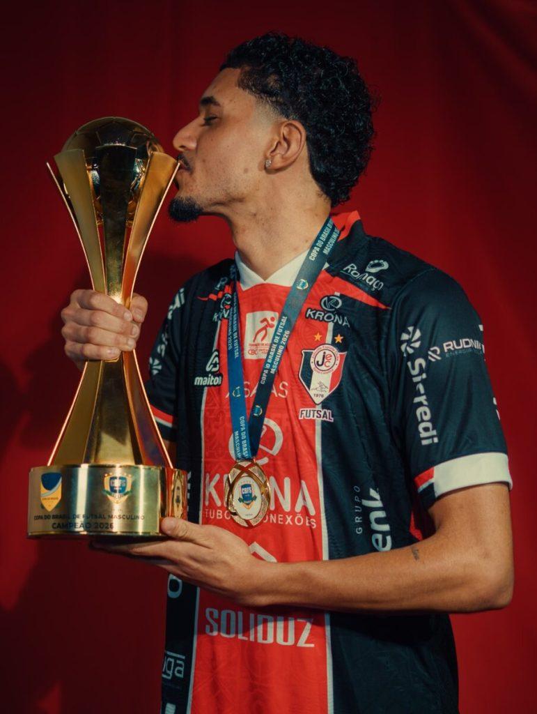 Pinheiro beija o troféu da Copa do Brasil de Futsal