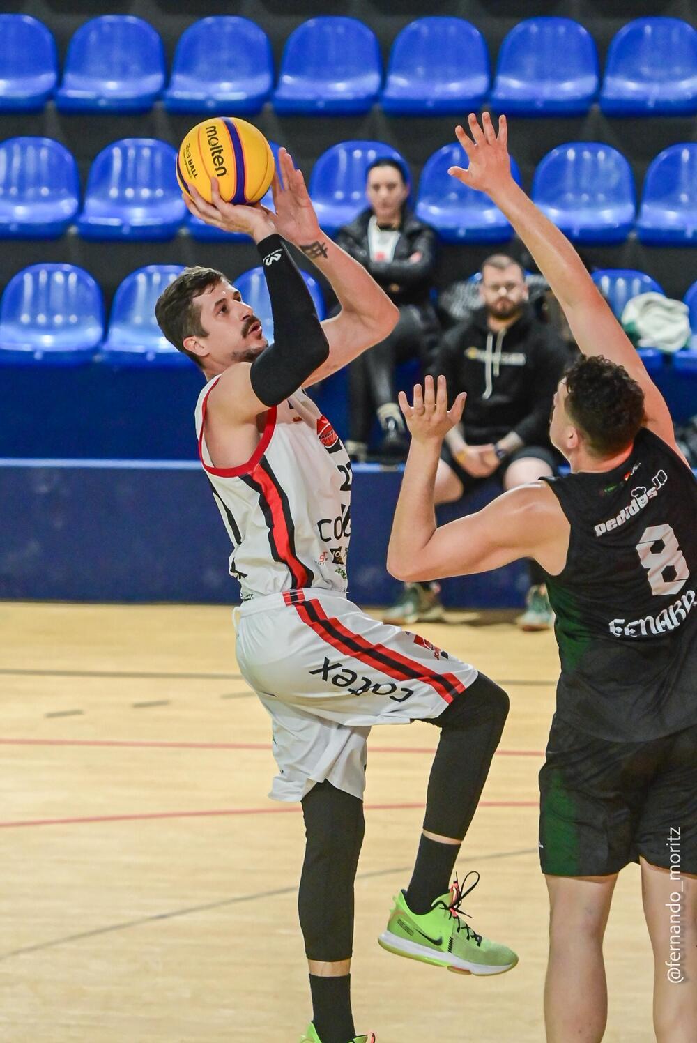 Renato Scholz arremessa durante a Etapa LIBAVI do Campeonato Catarinense de Basquete 3x3