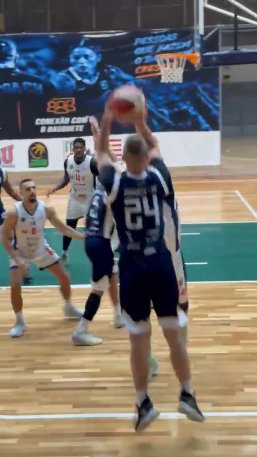 Our Team em arremesso durante a partida em Blumenau.