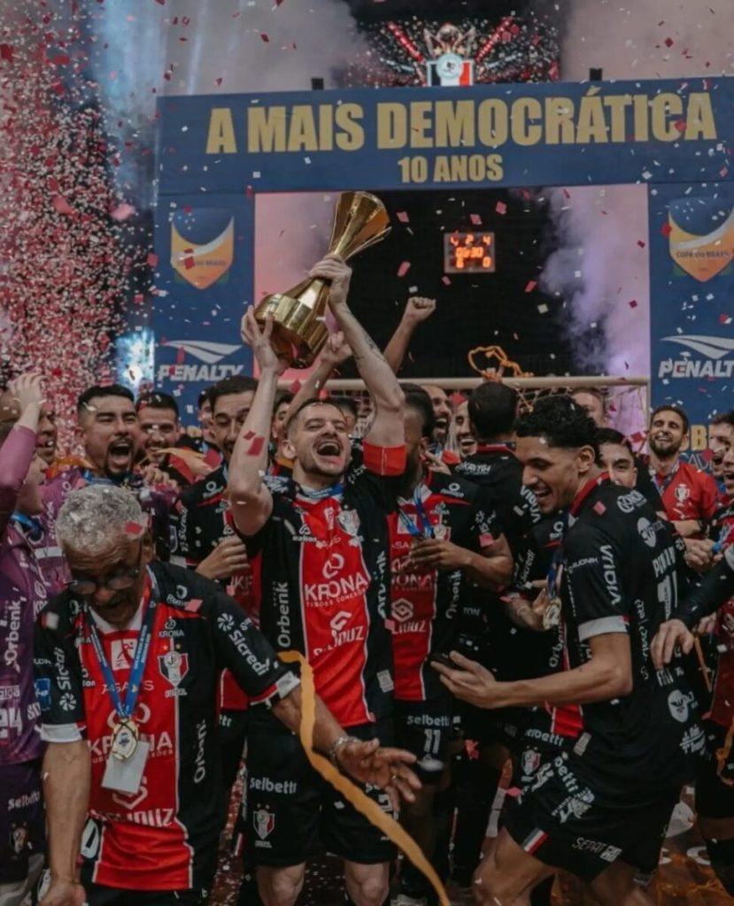 Xuxa com a taça conquistada pelo JEC Futsal