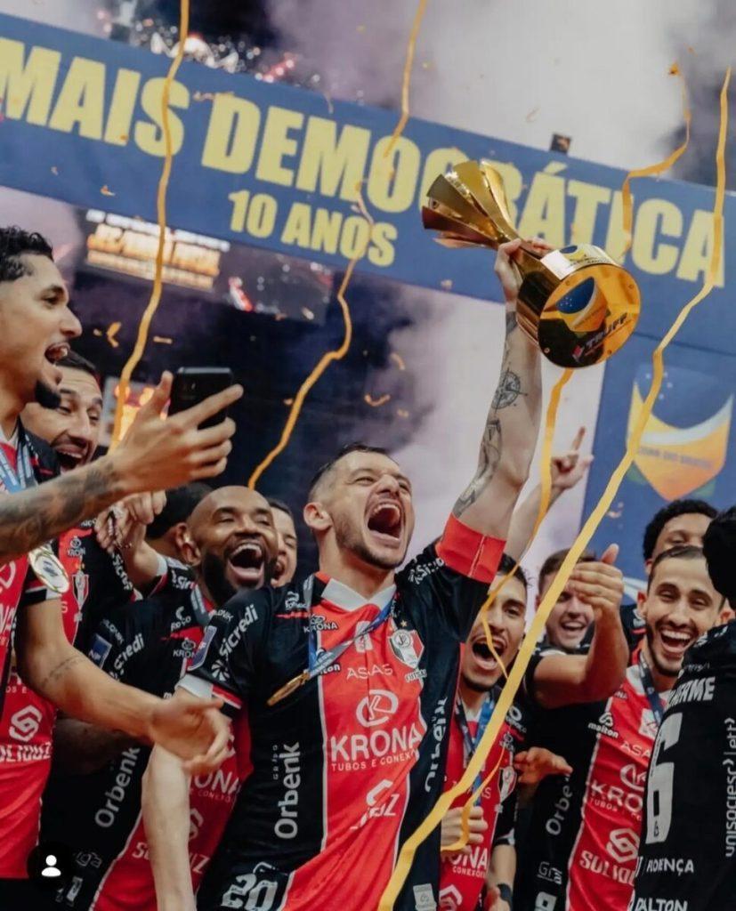 Xuxa levanta a taça da Copa do Brasil de Futsal