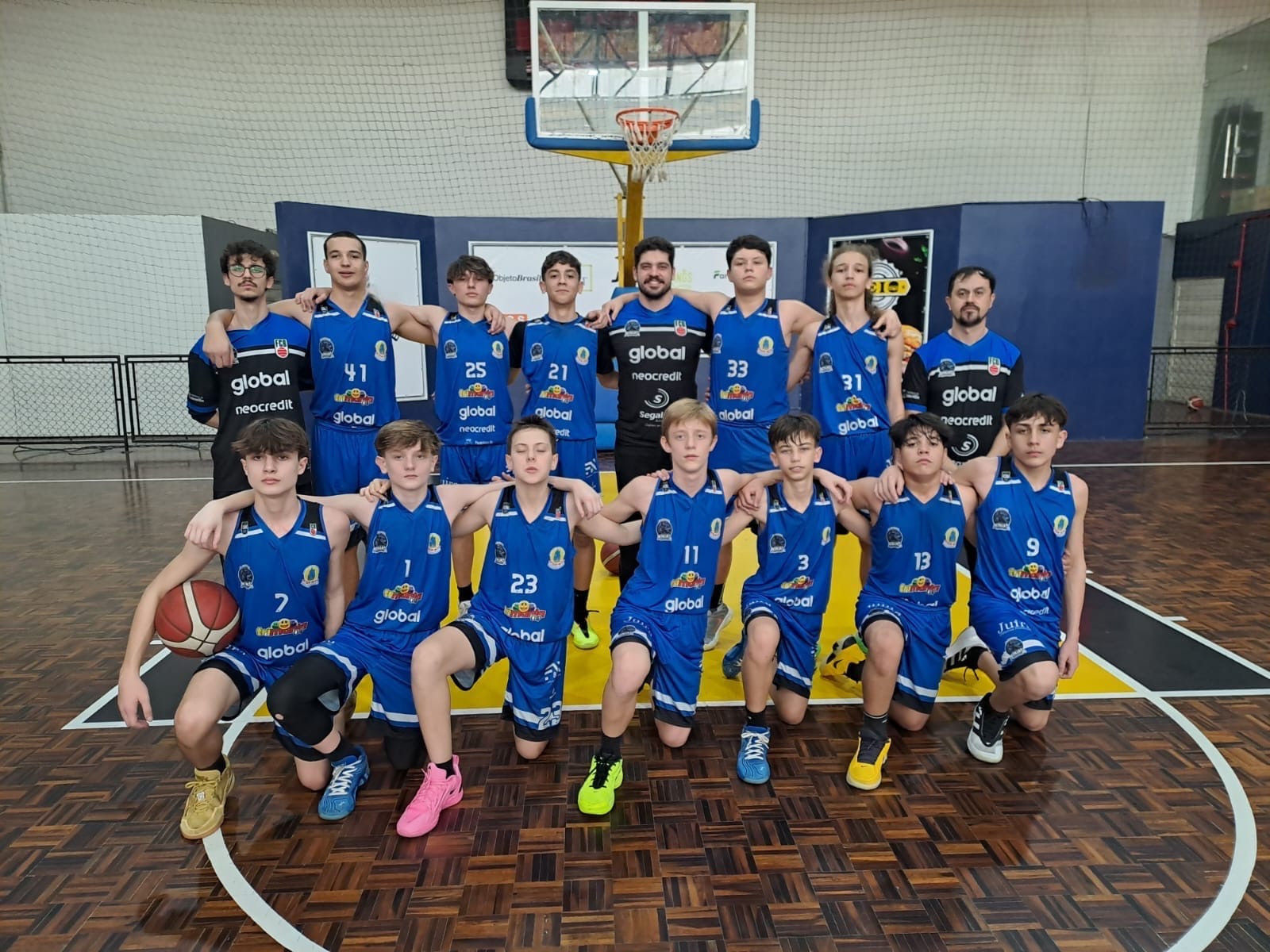 Equipe de basquete AJOBB Sub-13 reunida em quadra
