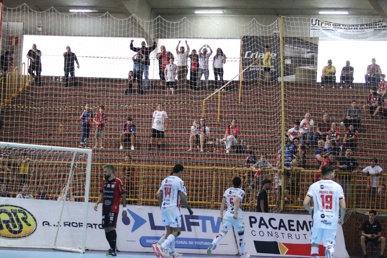 Torcida do JEC Futsal nas arquibancadas em Campo Mourão