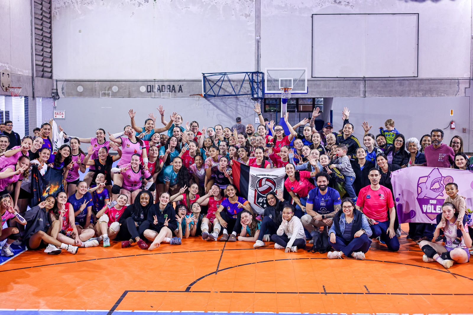 Participantes da Copa Joinville de Voleibol Feminino reunidas no CT Ivo Varela