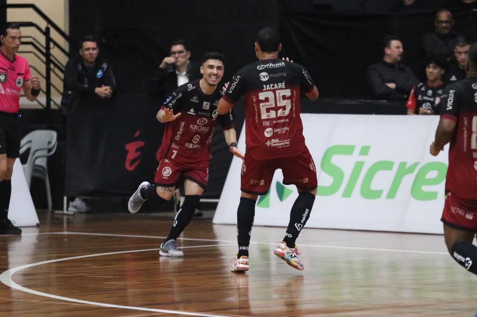 Luisinho e Jacaré comemoram gol do JEC/Krona contra o Tubarão no Cau Hansen.