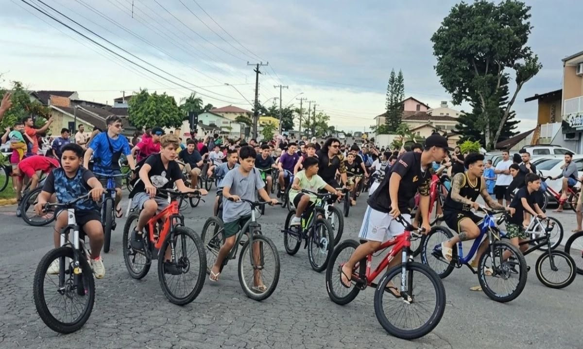 Grupo de ciclistas reunido para pedal