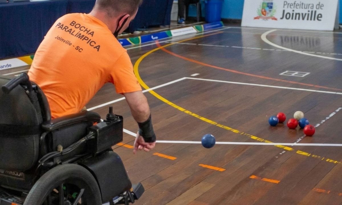 Atleta de bocha paralímpica em quadra