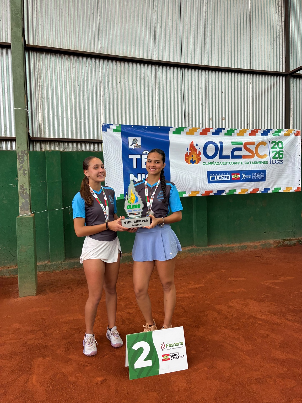 Aimê Ferreira e Julia Oliveira Machado com o troféu de vice-campeão do tênis feminino de Joinville na Olesc