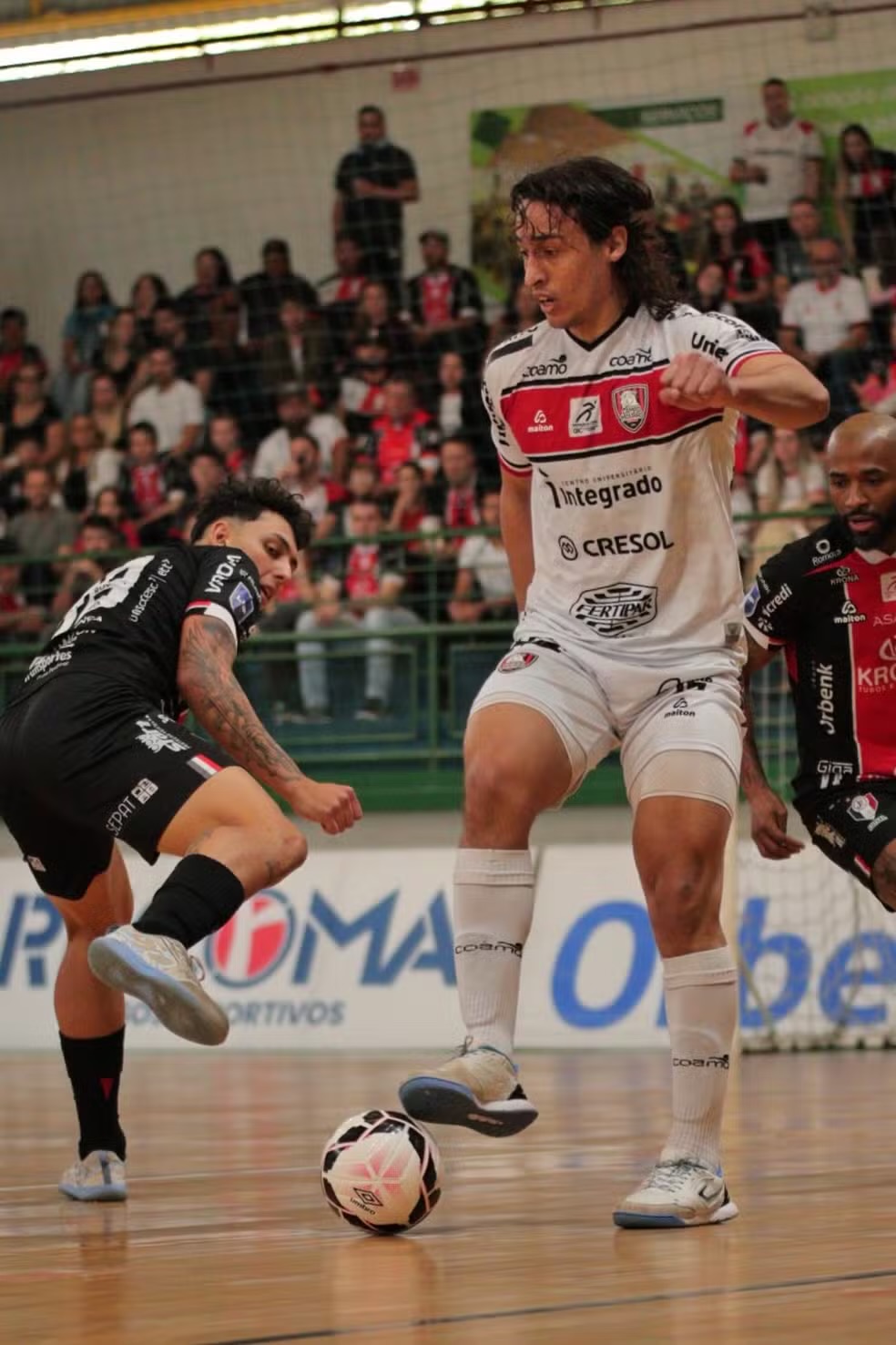 JEC Futsal e Campo Mourão em confronto
