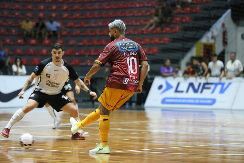 Magnus e Corinthians em disputa de bola