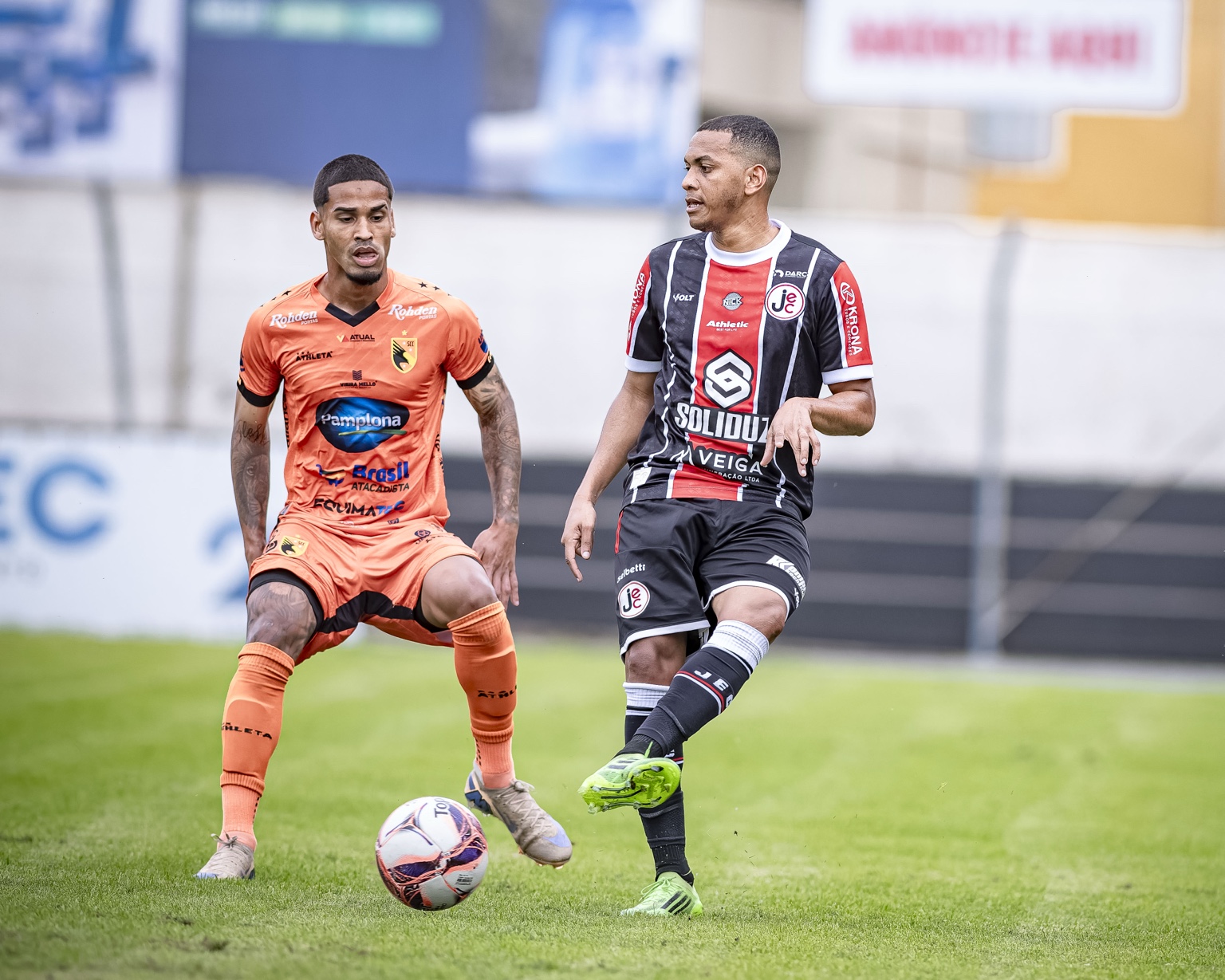 Jogadores de Joinville e Santa Catarina disputam a bola pela Copa Santa Catarina.