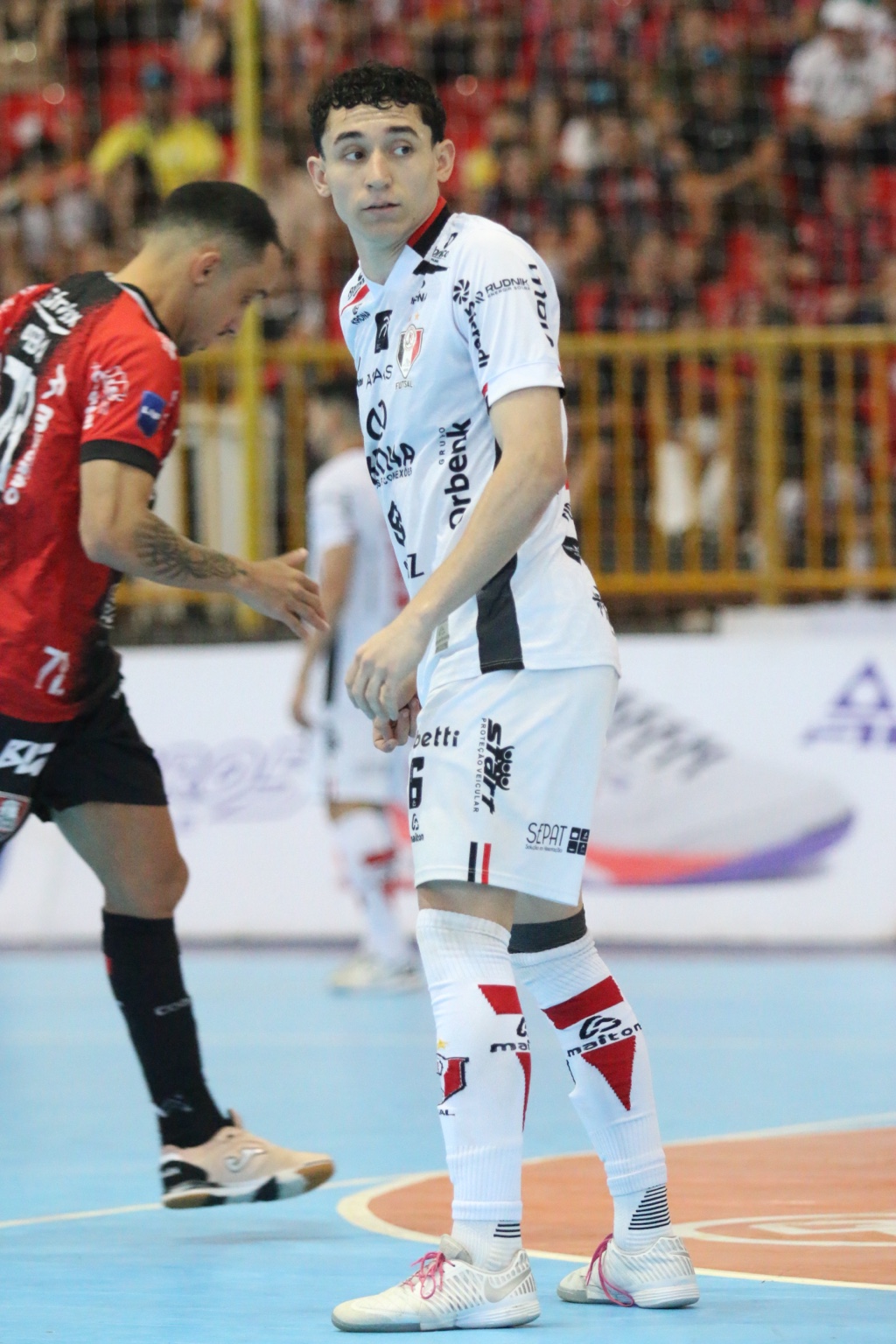 Gui em quadra pelo JEC Futsal contra o Campo Mourão