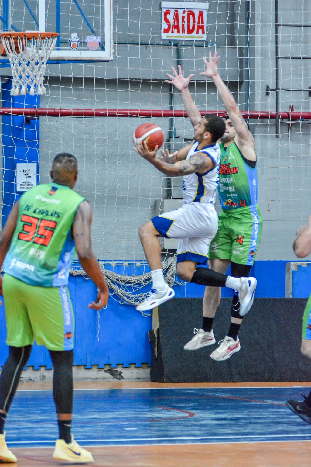 Jogador do Our Team em lance de ataque contra o Basket Joaçaba no Ginásio Abel Schulz