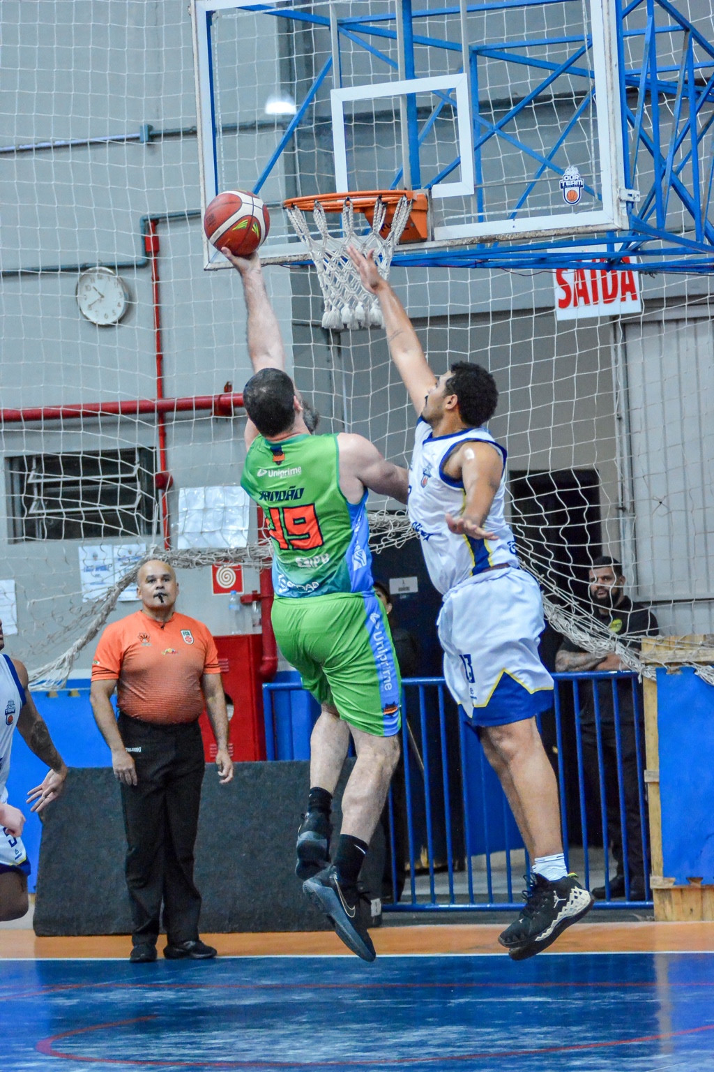Disputa de bola próxima à cesta entre Our Team e Basket Joaçaba