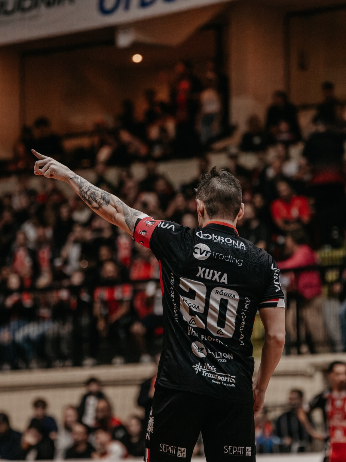Xuxa de costas, com a camisa número 20 do JEC Futsal