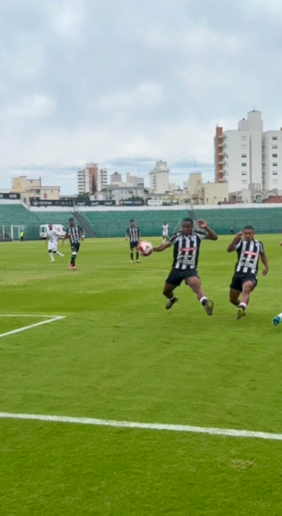 Lance contestado pelo JEC em que, segundo a nota do clube, houve toque no braço aos seis minutos do primeiro tempo.