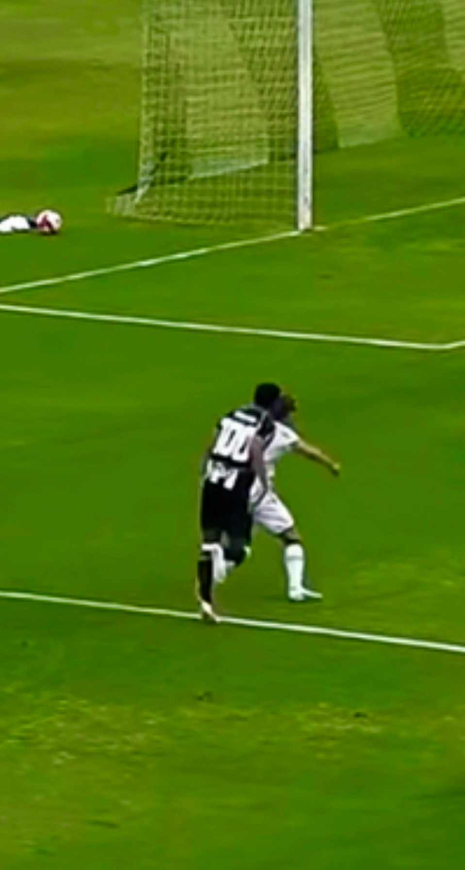 Lance com Pedro Arthur contestado pelo JEC, identificado pela nota do clube como ocorrido aos 38 minutos do primeiro tempo.