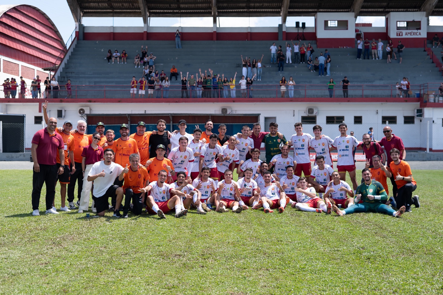 Equipe do Manchester reunida no gramado