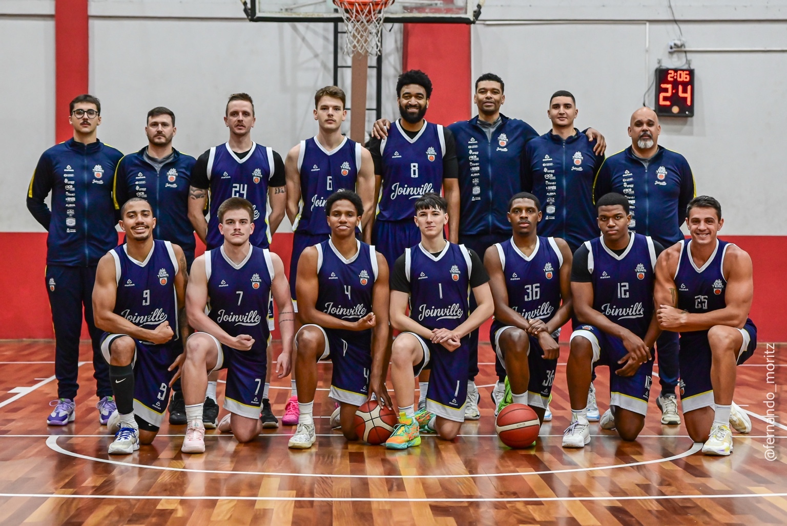 Elenco do Our Team Joinville reunido na quadra do Ginásio Abel Schulz