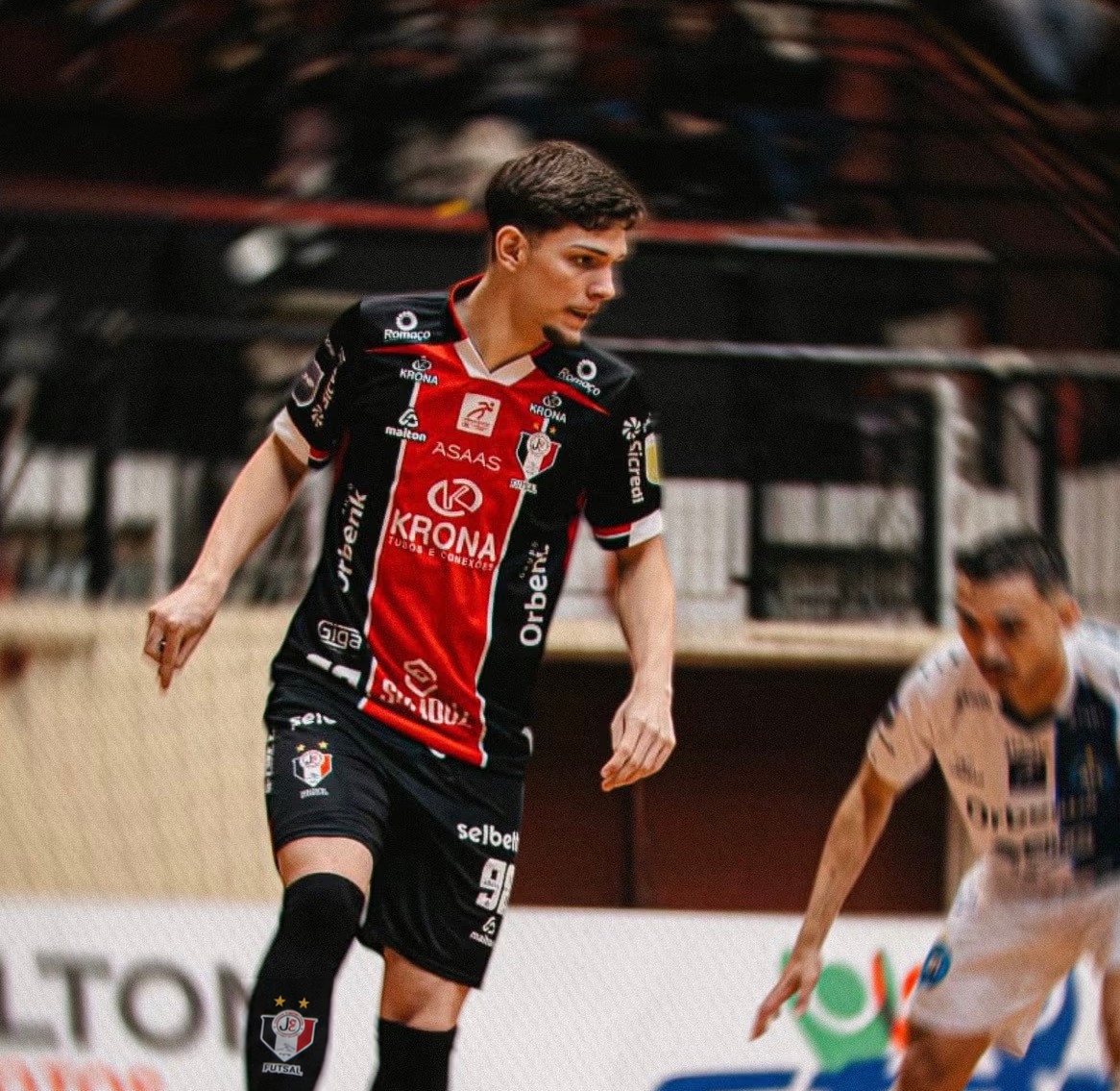 Atleta do JEC Futsal Sub-17 em quadra