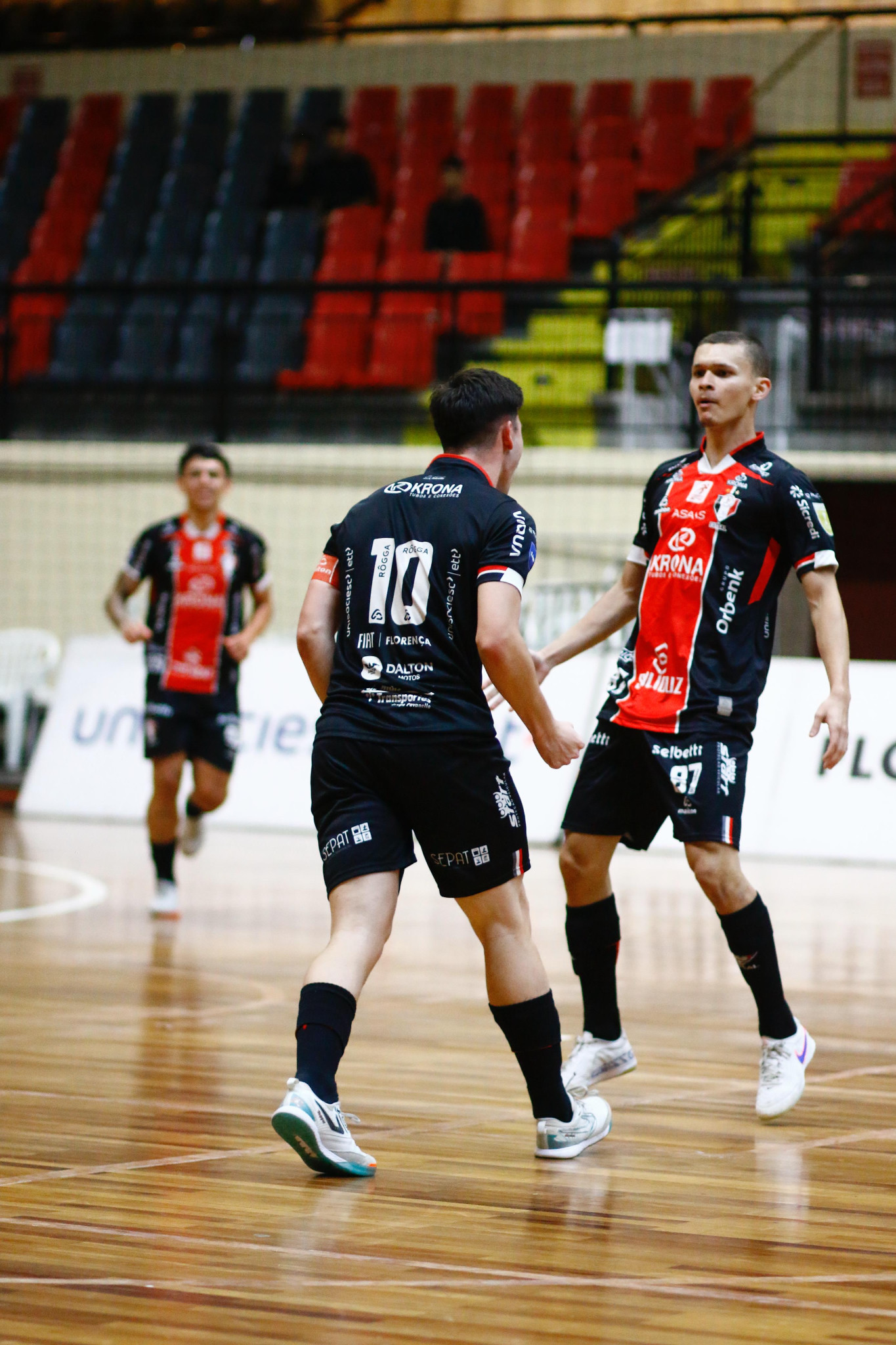 Jogadores do JEC Futsal em quadra no clássico Sub-20