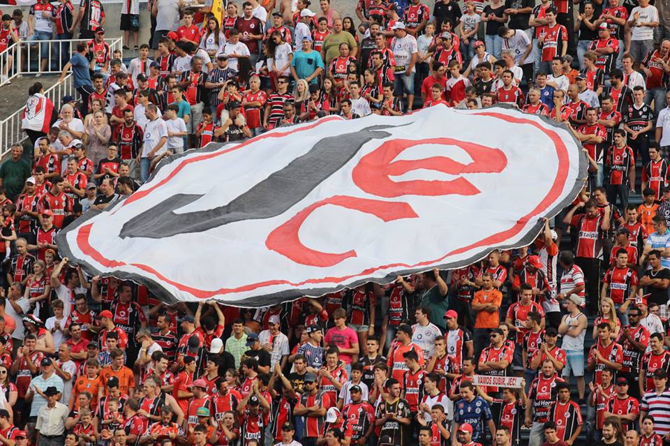Torcida do Joinville com bandeirão do JEC na Arena Joinville, em foto de arquivo.