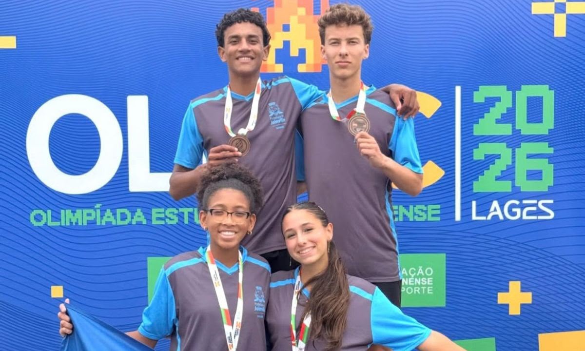 Atletas de Joinville exibem medalhas conquistadas na Olesc