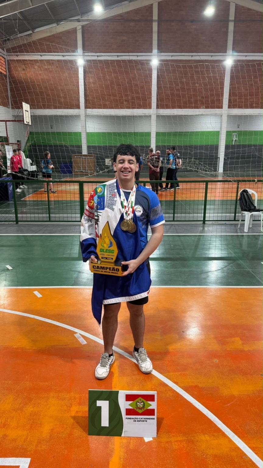 Felipe Oliveira com medalhas e o troféu do tênis de mesa masculino