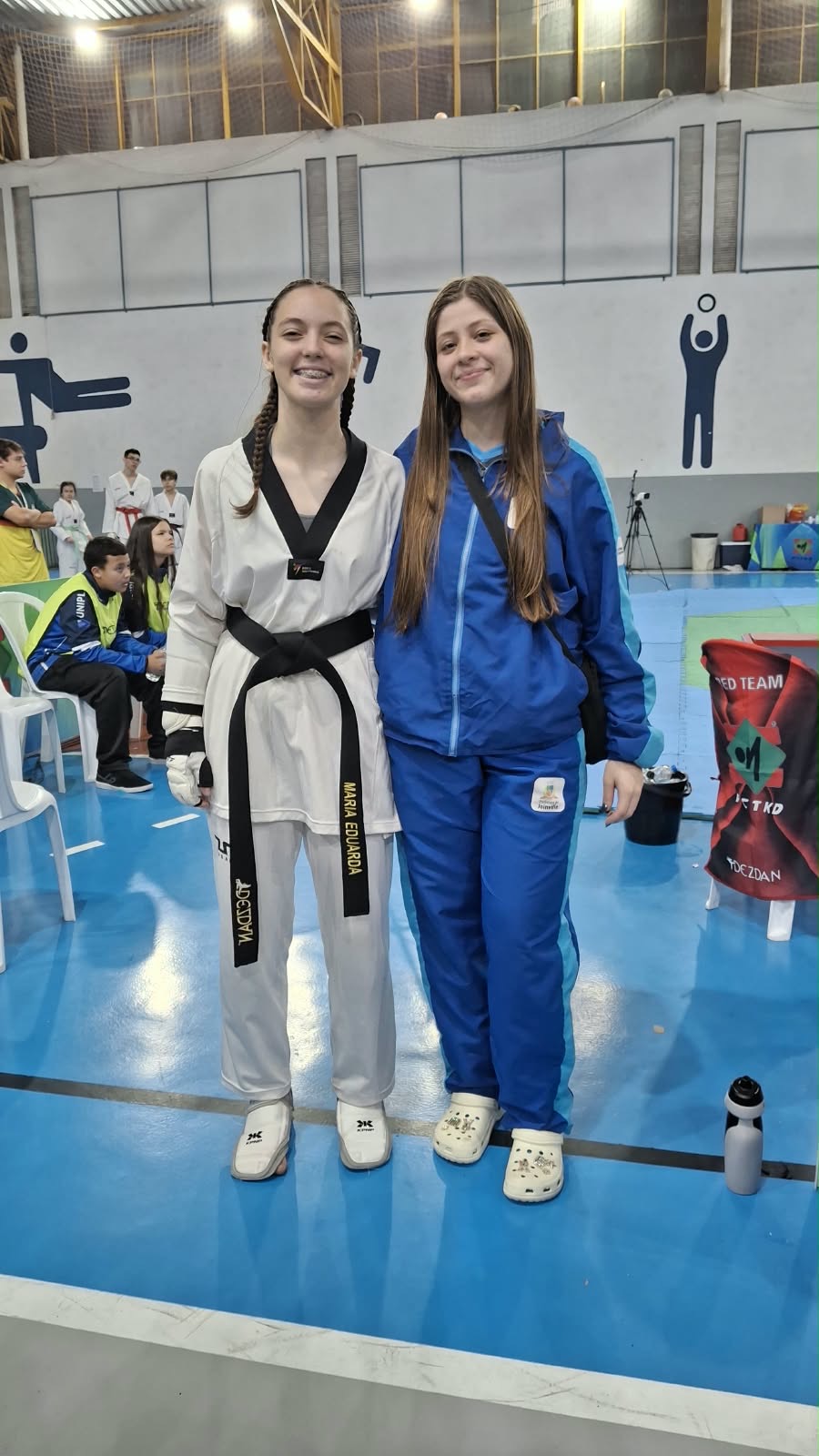 Maria Eduarda da Silva (à esquerda, de branco), campeã da categoria acima de 59 kg.