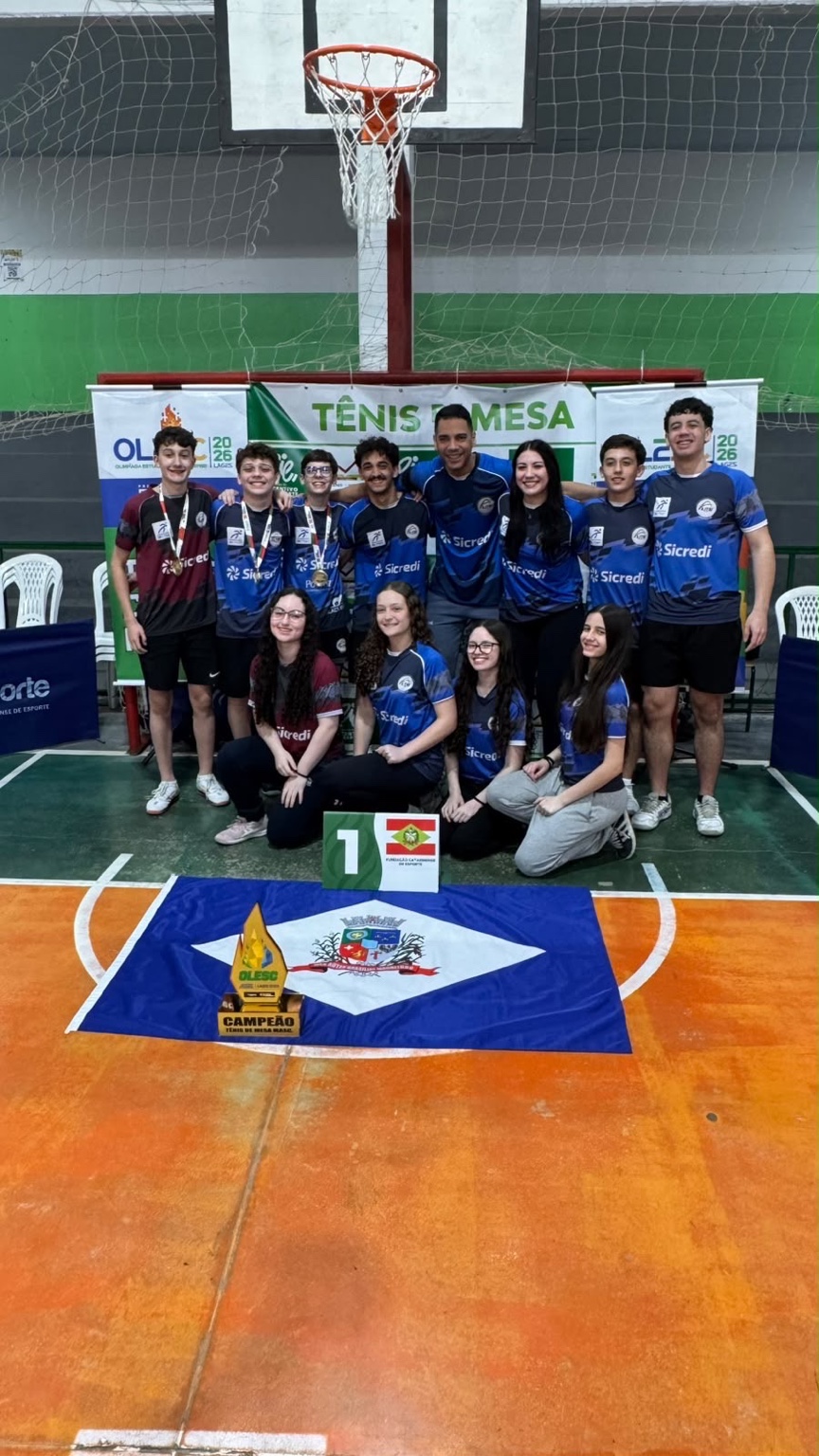 Grupo de Joinville com o troféu de campeão do tênis de mesa masculino na Olesc